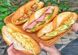 Bánh mì kẹp pate trứng - Ảnh 1