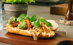 Bánh mì kẹp gà xé bơ tỏi - Ảnh 1