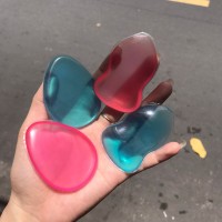 Bông phấn silicon giúp tán kem đều và mịn - Ảnh 1