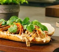 Bánh mì kẹp gà xé bơ tỏi - Ảnh 1