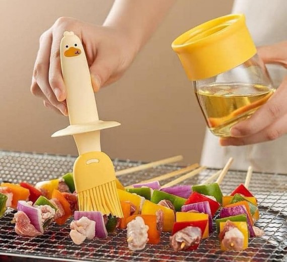 CHỔI QUÉT DẦU KÈM BÌNH ĐỰNG DẦU HÌNH VỊT VÀNG