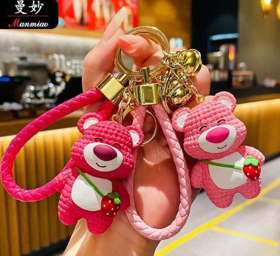 MÓC KHÓA TƯỢNG GẤU DÂU KÈM DÂY BỆN