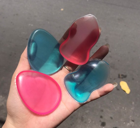 Bông phấn silicon giúp tán kem đều và mịn
