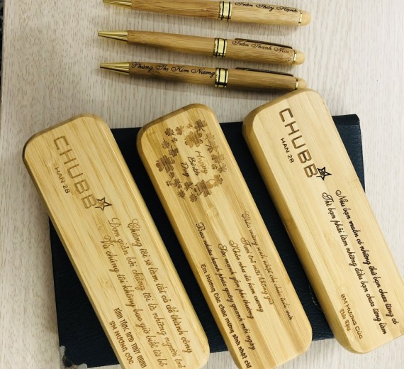 BÚT KÝ THÂN GỖ KHẮC TÊN THEO YC