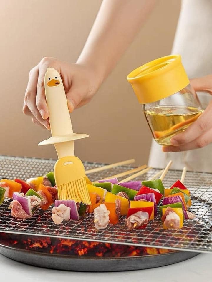 CHỔI QUÉT DẦU KÈM BÌNH ĐỰNG DẦU HÌNH VỊT VÀNG - Ảnh 1